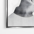 Close-up λεπτομέρεια καμβά Fractured Mind με ασημί κορνίζα.