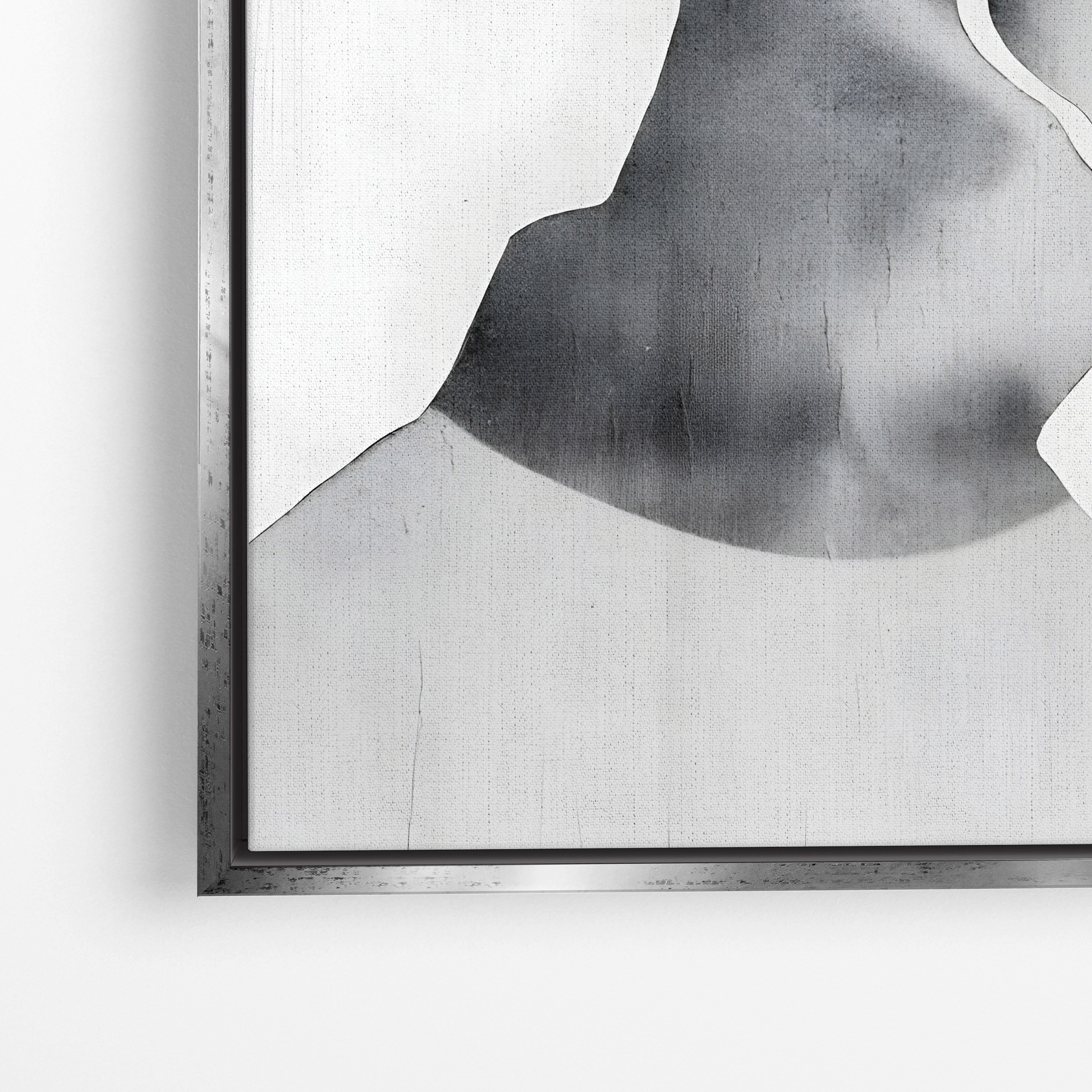Close-up λεπτομέρεια καμβά Fractured Mind με ασημί κορνίζα.