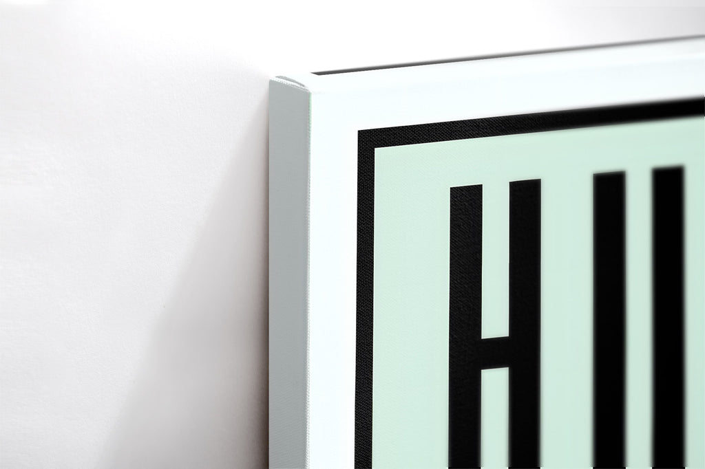 Close-up λεπτομέρεια της εκτύπωσης καμβά Hustle in Silence – Motivational Canvas.
