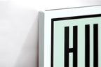 Close-up λεπτομέρεια της εκτύπωσης καμβά Hustle in Silence – Motivational Canvas.