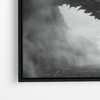 Close-up λεπτομέρεια καμβά Jon Snow and Dragon με μαύρη κορνίζα.