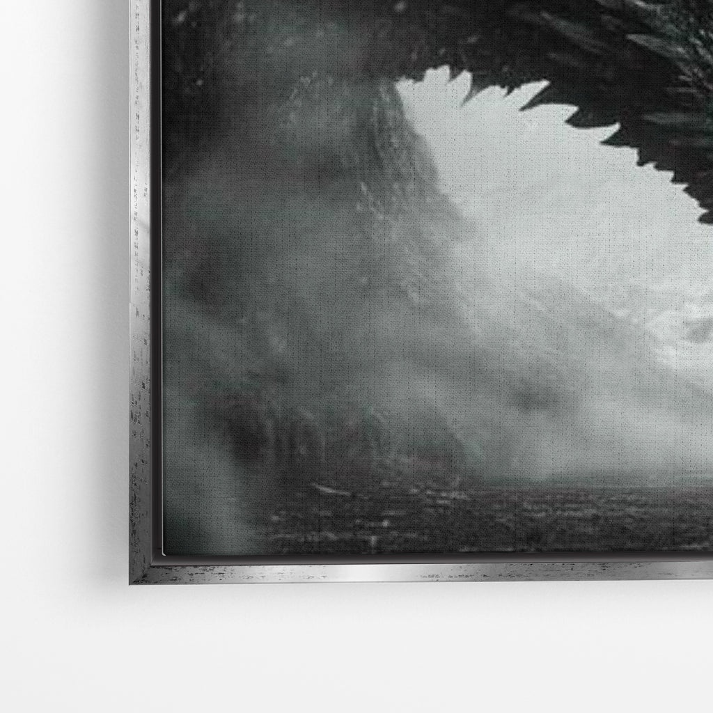 Close-up λεπτομέρεια καμβά Jon Snow and Dragon με ασημί κορνίζα.