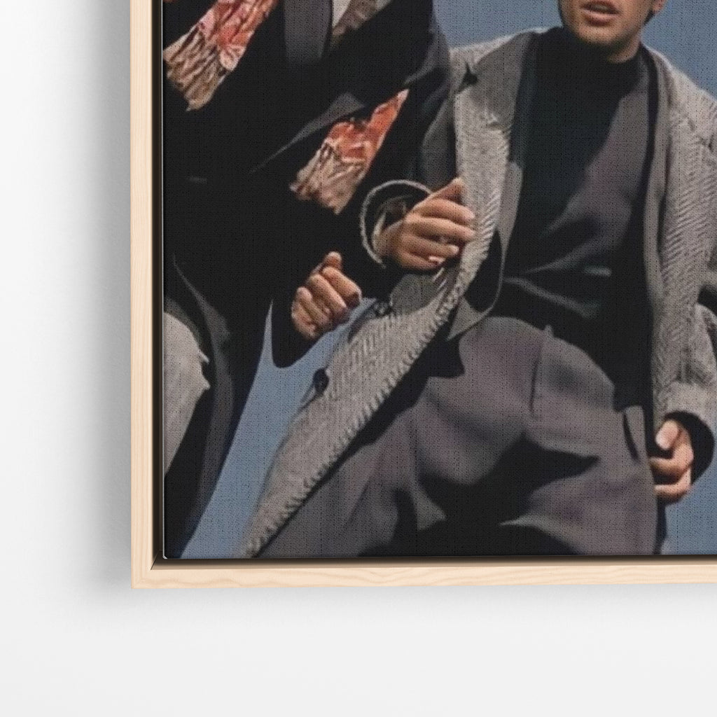 Close-up λεπτομέρεια καμβά Friends με ξύλινη κορνίζα.