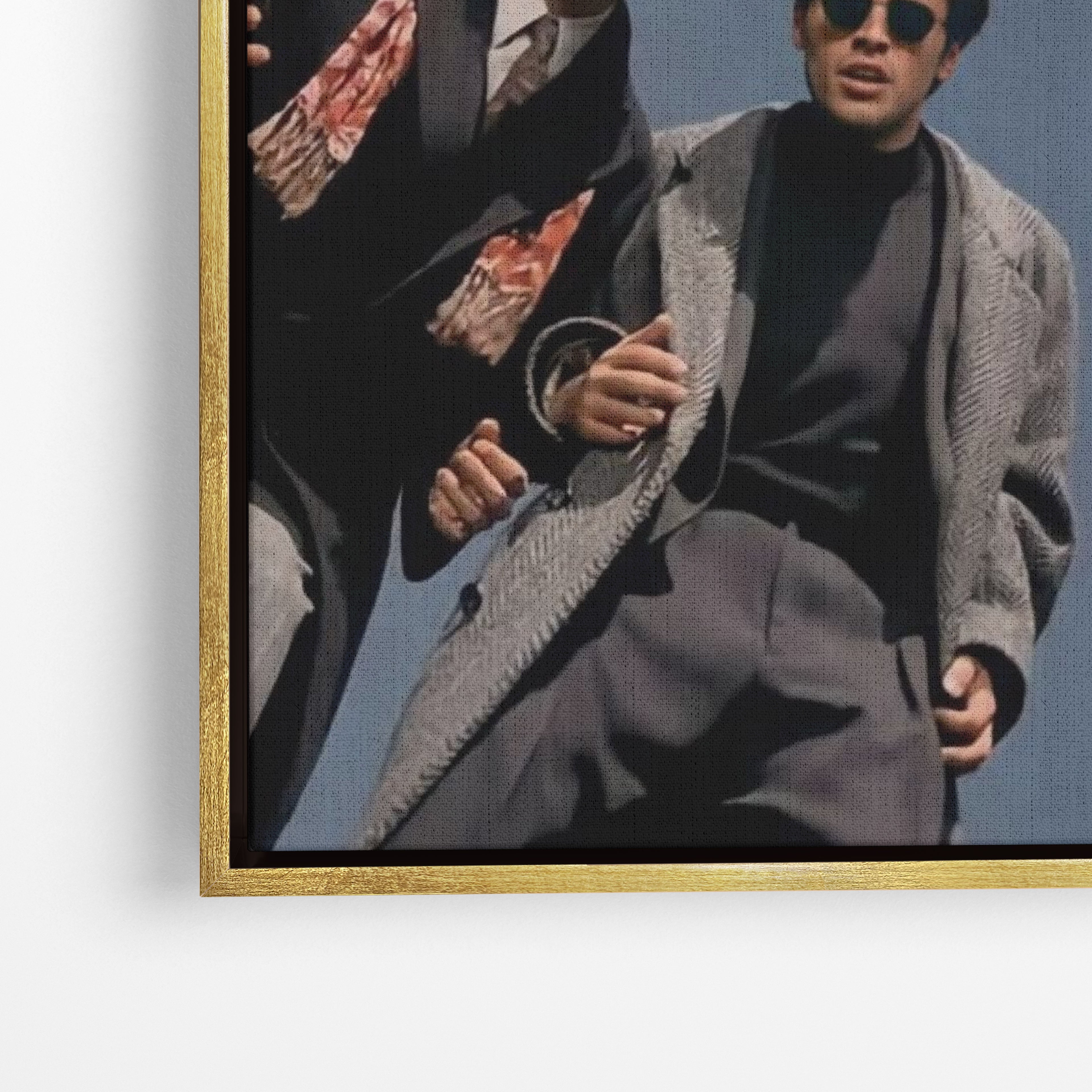 Close-up λεπτομέρεια καμβά Friends με χρυσή κορνίζα.