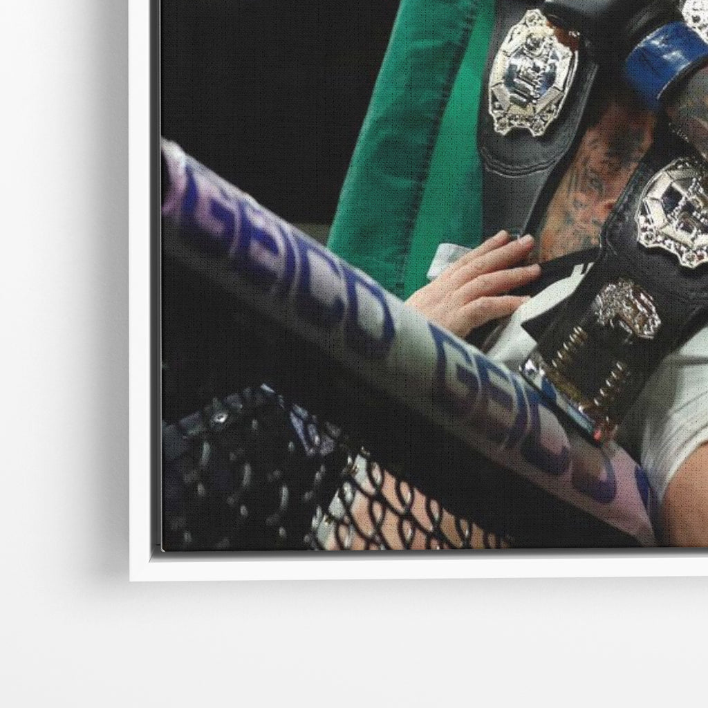Close-up λεπτομέρεια καμβά Double Champ – Conor McGregor με λευκή κορνίζα.