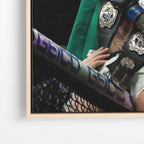 Close-up λεπτομέρεια καμβά Double Champ – Conor McGregor με ξύλινη κορνίζα.