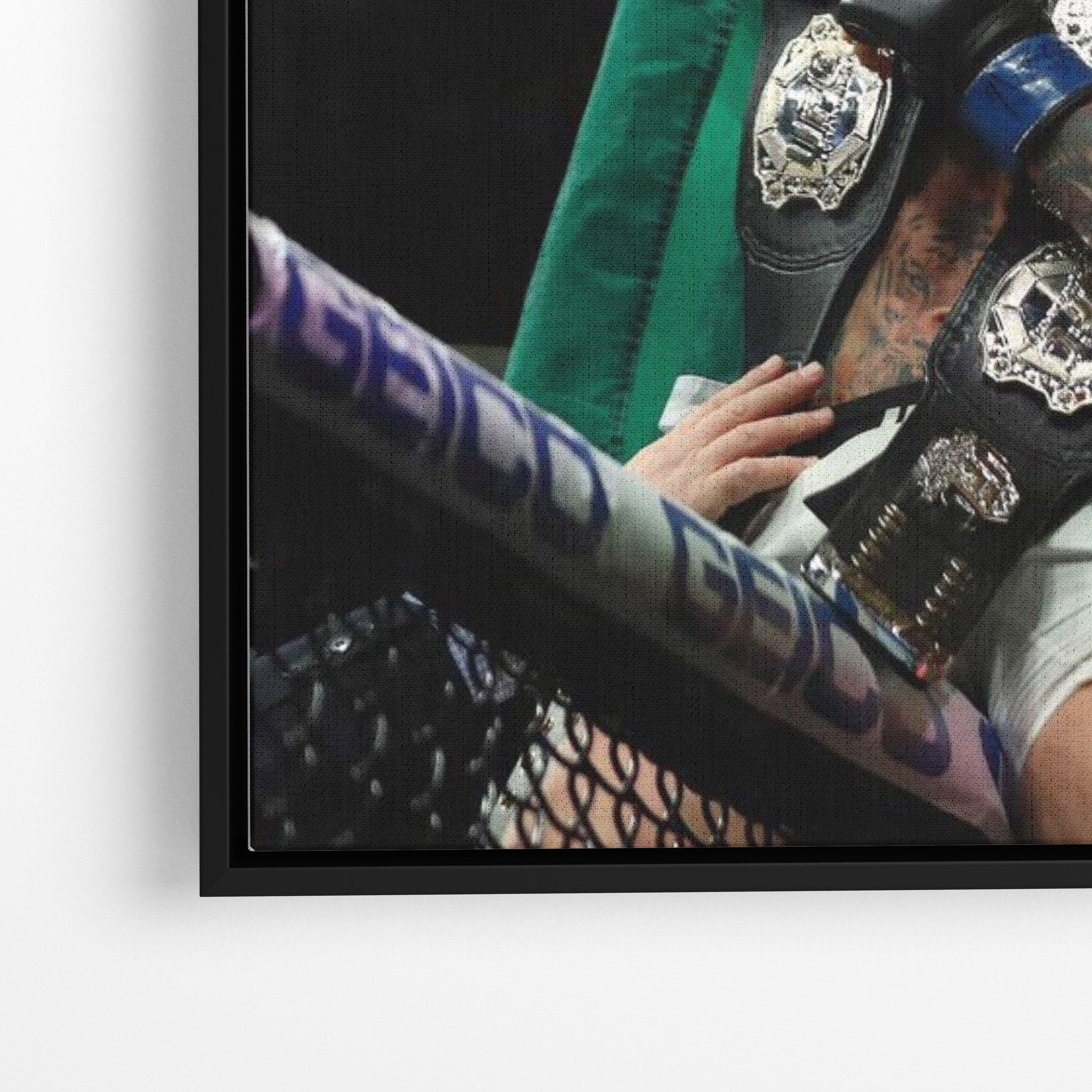Close-up λεπτομέρεια καμβά Double Champ – Conor McGregor με μαύρη κορνίζα.