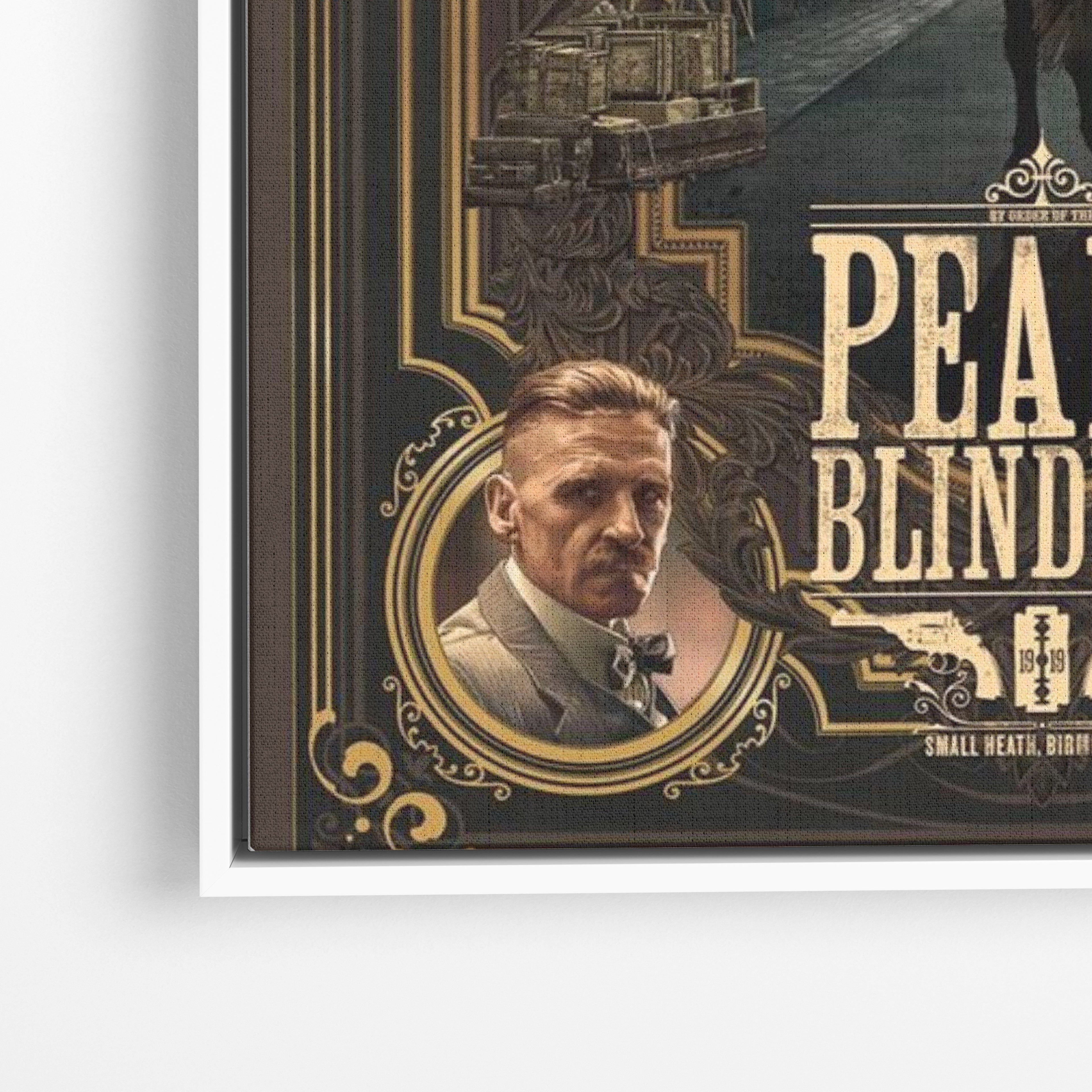 Close-up λεπτομέρεια καμβά Peaky Blinders – Legacy με λευκή κορνίζα.