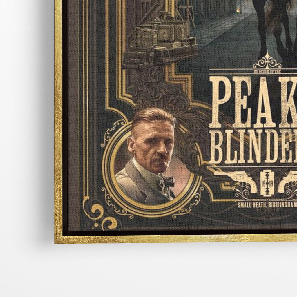 Close-up λεπτομέρεια καμβά Peaky Blinders – Legacy με χρυσή κορνίζα.
