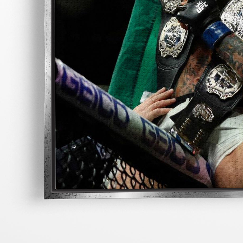 Close-up λεπτομέρεια καμβά Double Champ – Conor McGregor με ασημί κορνίζα.
