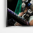 Close-up λεπτομέρεια καμβά Double Champ – Conor McGregor με ασημί κορνίζα.