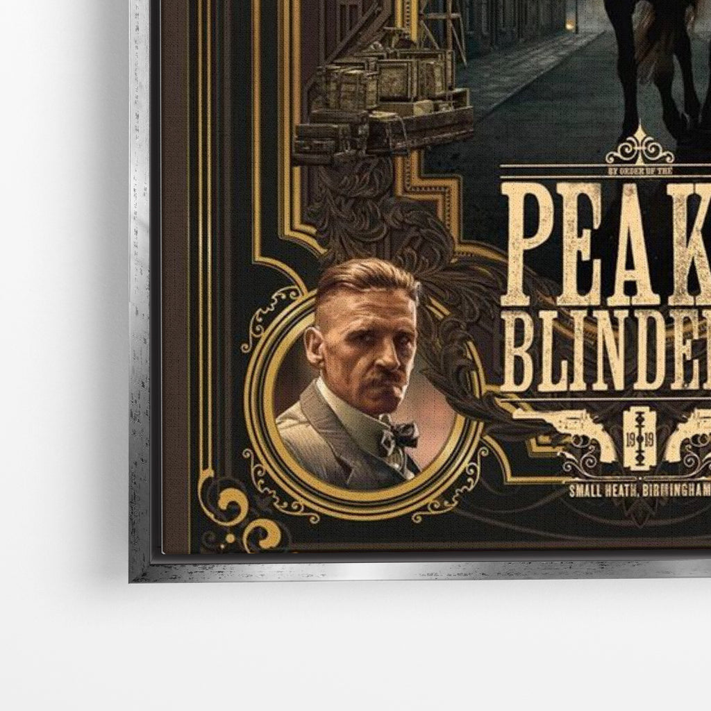 Close-up λεπτομέρεια καμβά Peaky Blinders – Legacy με ασημί κορνίζα.
