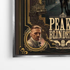 Close-up λεπτομέρεια καμβά Peaky Blinders – Legacy με ασημί κορνίζα.