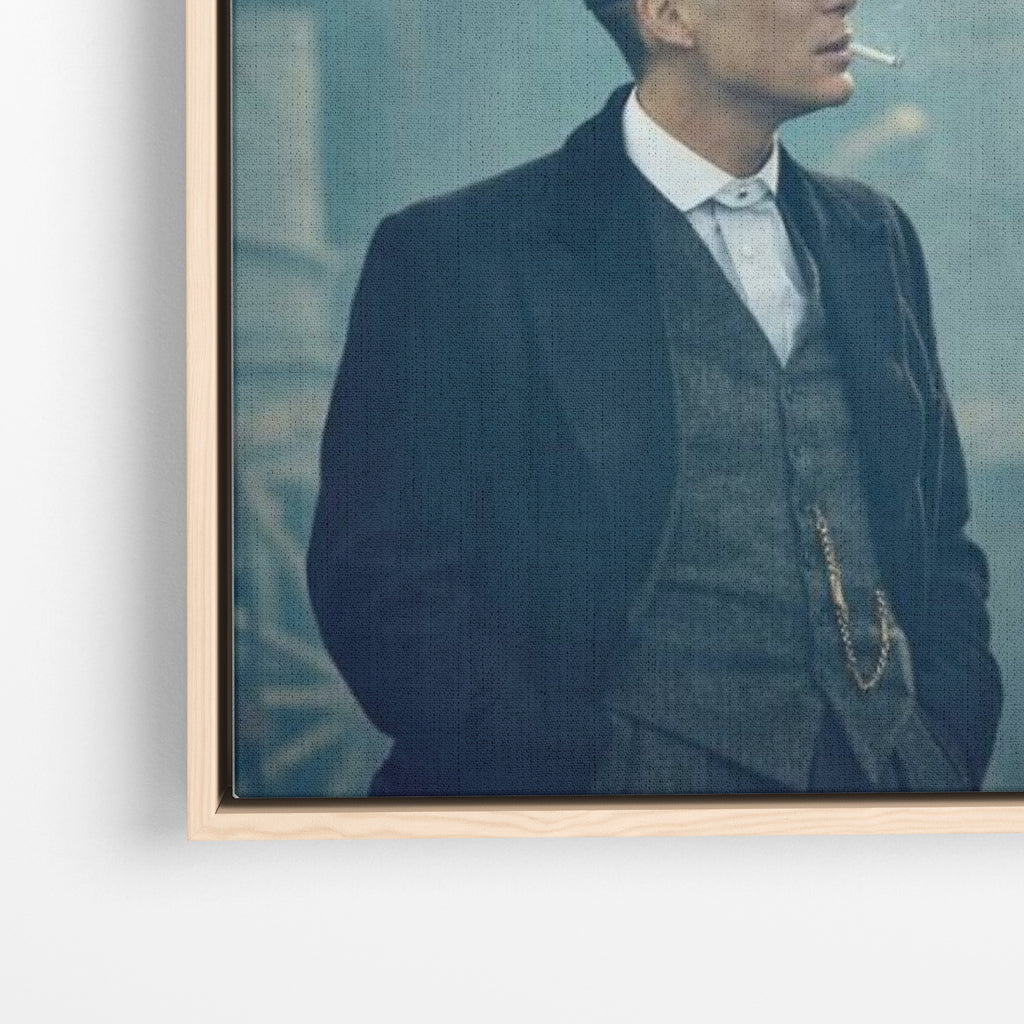 Close-up λεπτομέρεια καμβά F* Them All - Thomas Shelby με ξύλινη κορνίζα.