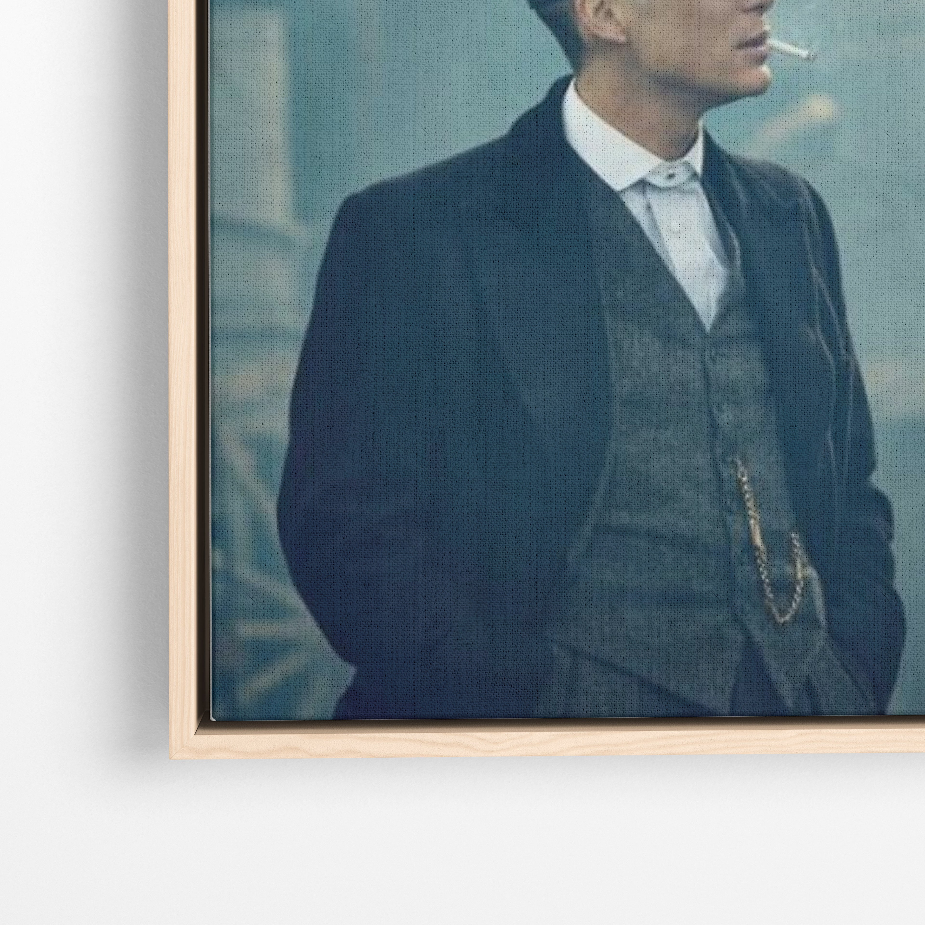 Close-up λεπτομέρεια καμβά F* Them All - Thomas Shelby με ξύλινη κορνίζα.