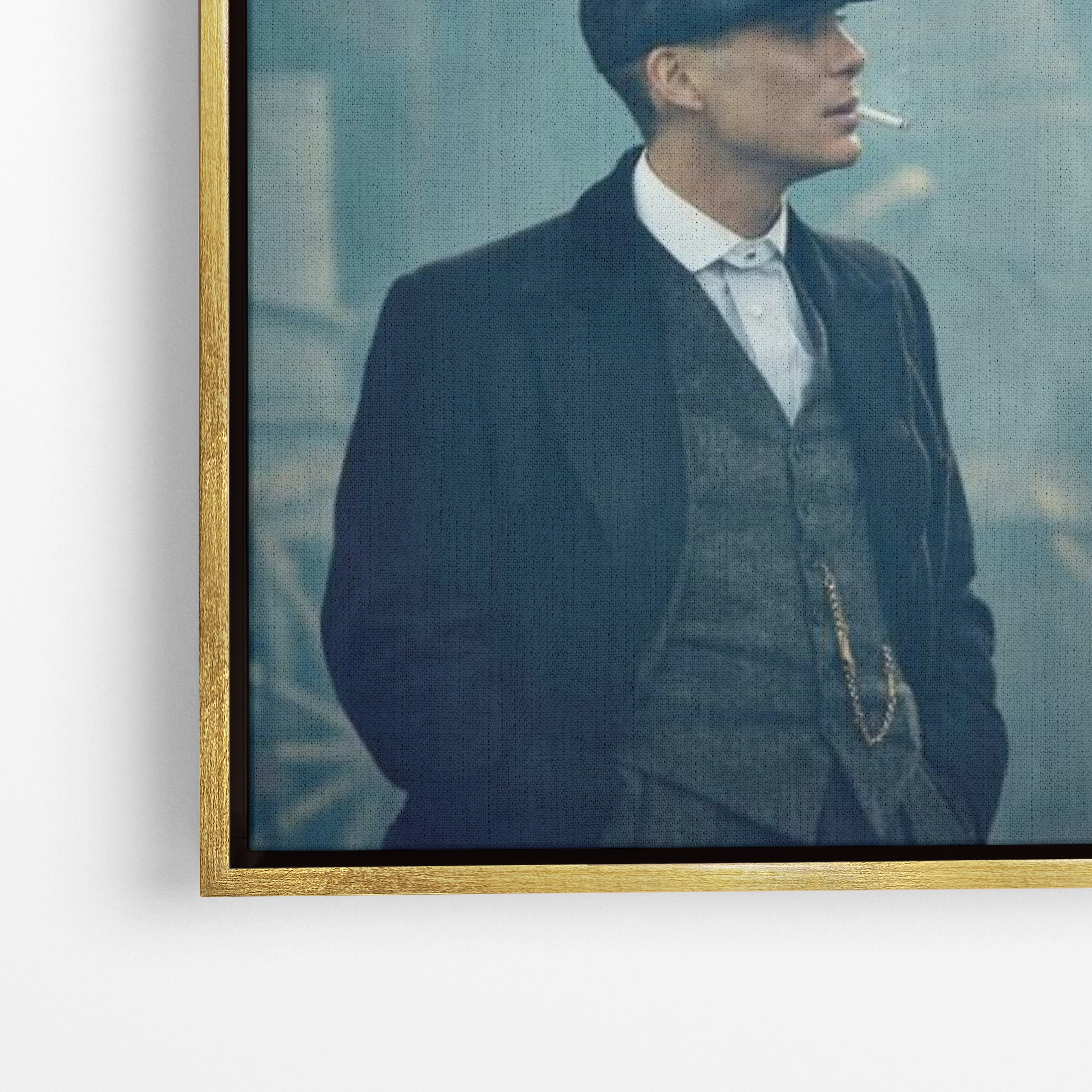 Close-up λεπτομέρεια καμβά F* Them All - Thomas Shelby με χρυσή κορνίζα.