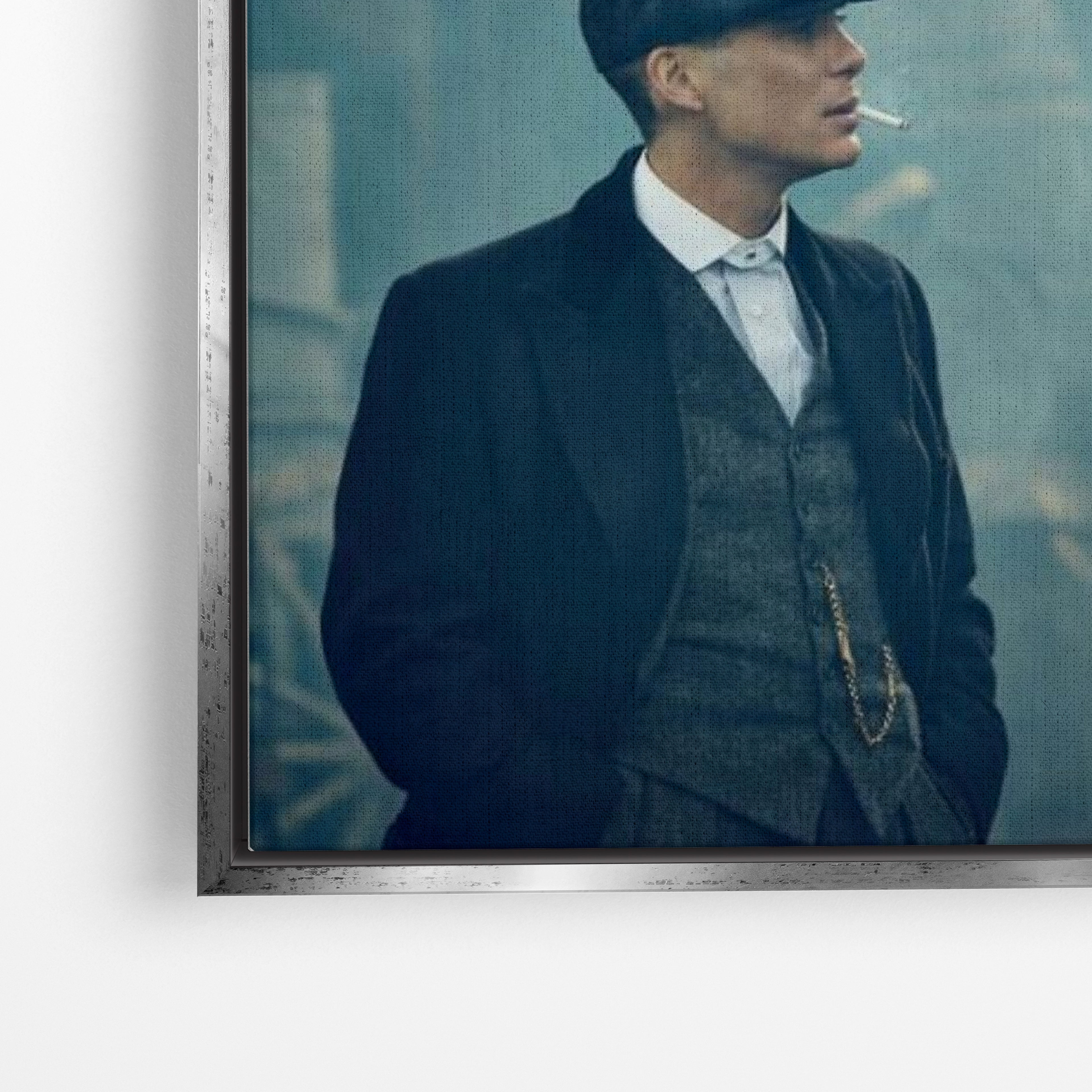 Close-up λεπτομέρεια καμβά F* Them All - Thomas Shelby με ασημί κορνίζα.