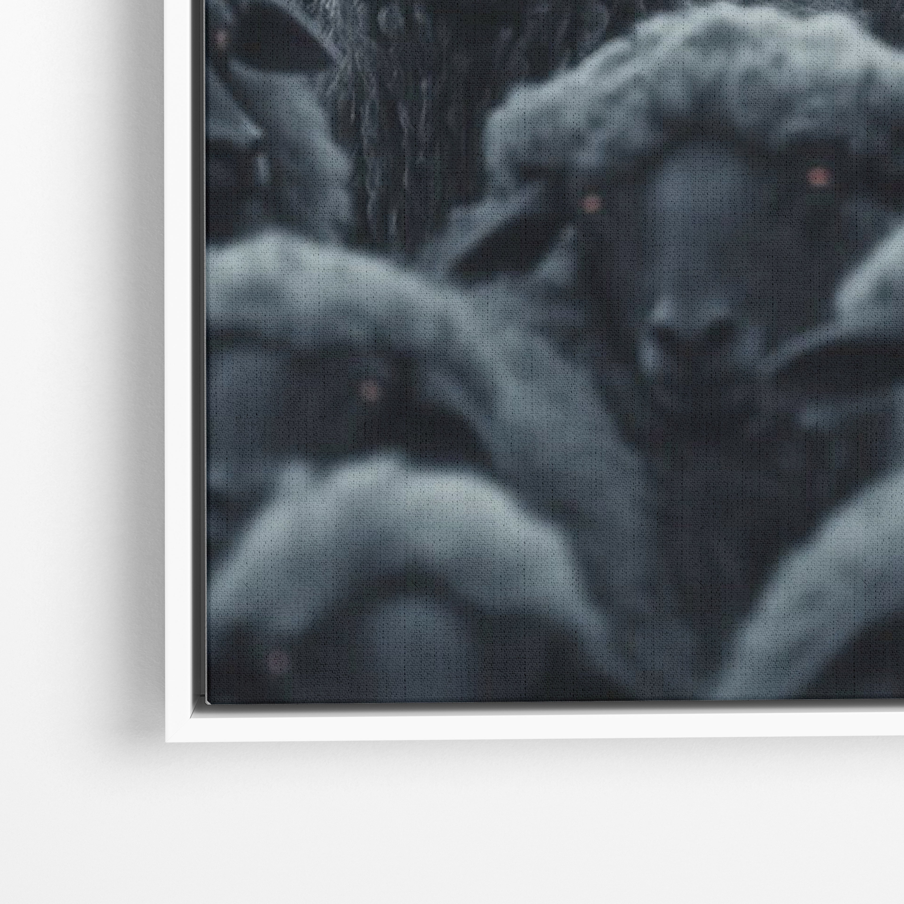 Close-up λεπτομέρεια καμβά Wolf Among Sheep με λευκή κορνίζα.