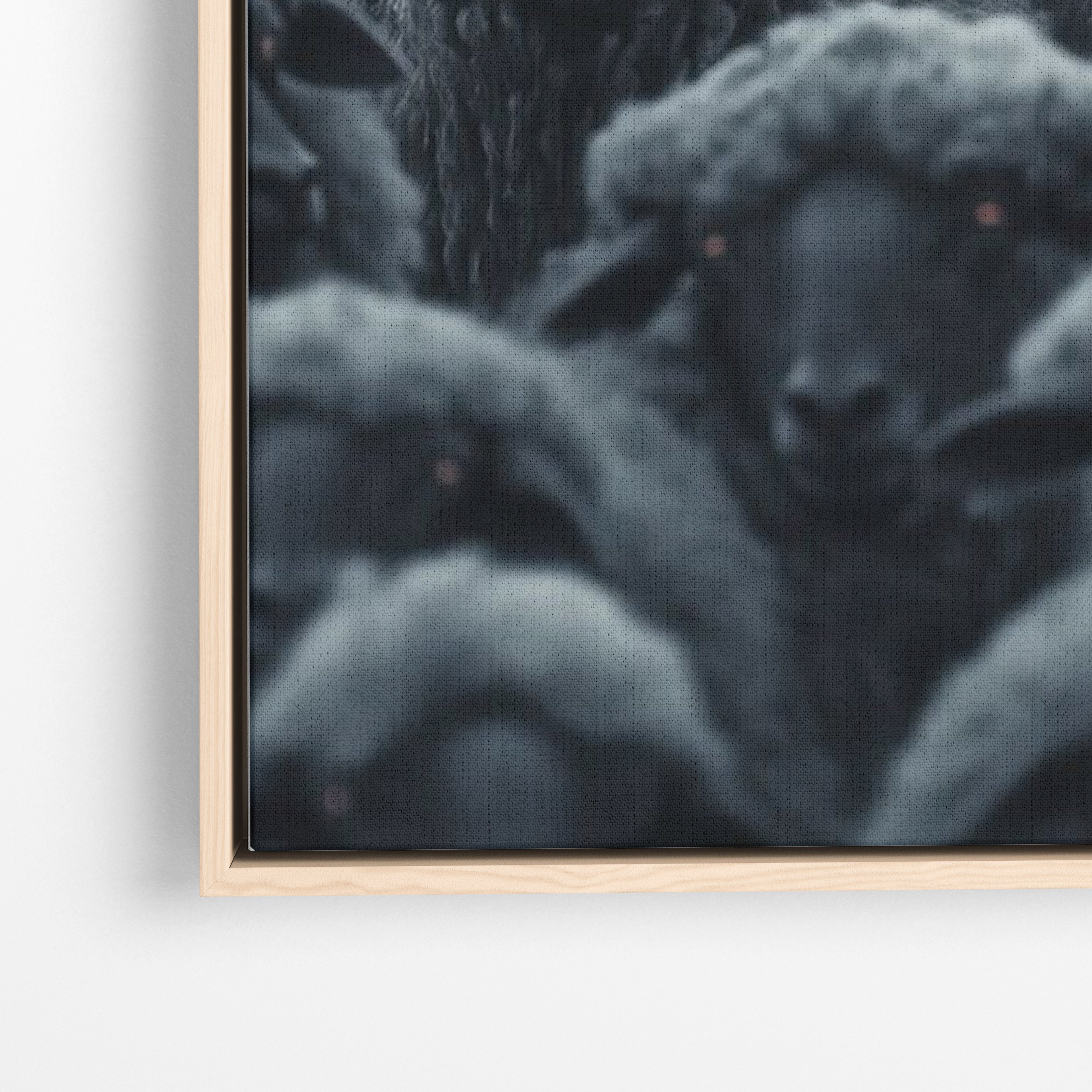 Close-up λεπτομέρεια καμβά Wolf Among Sheep με ξύλινη κορνίζα.