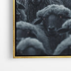 Close-up λεπτομέρεια καμβά Wolf Among Sheep με χρυσή κορνίζα.