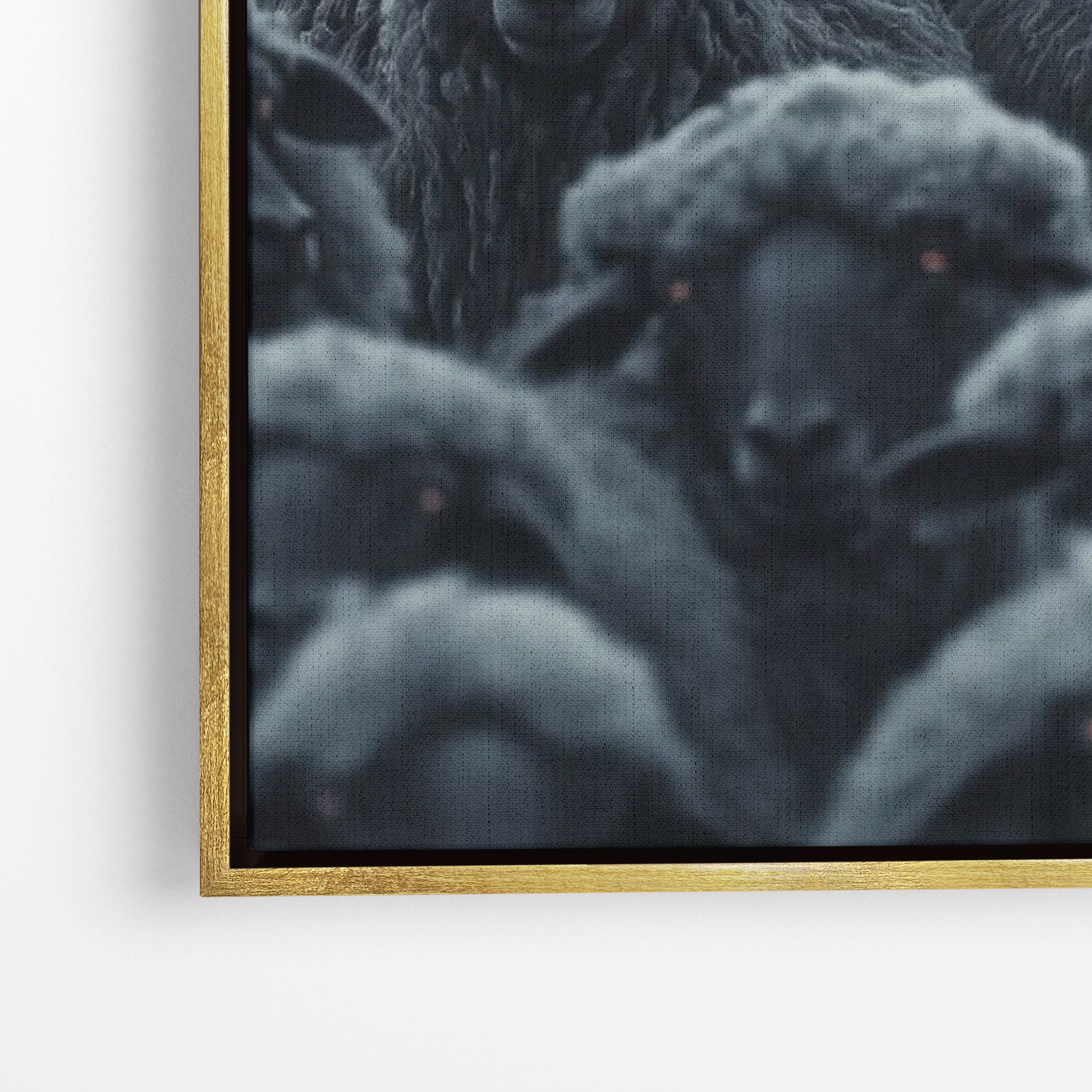 Close-up λεπτομέρεια καμβά Wolf Among Sheep με χρυσή κορνίζα.
