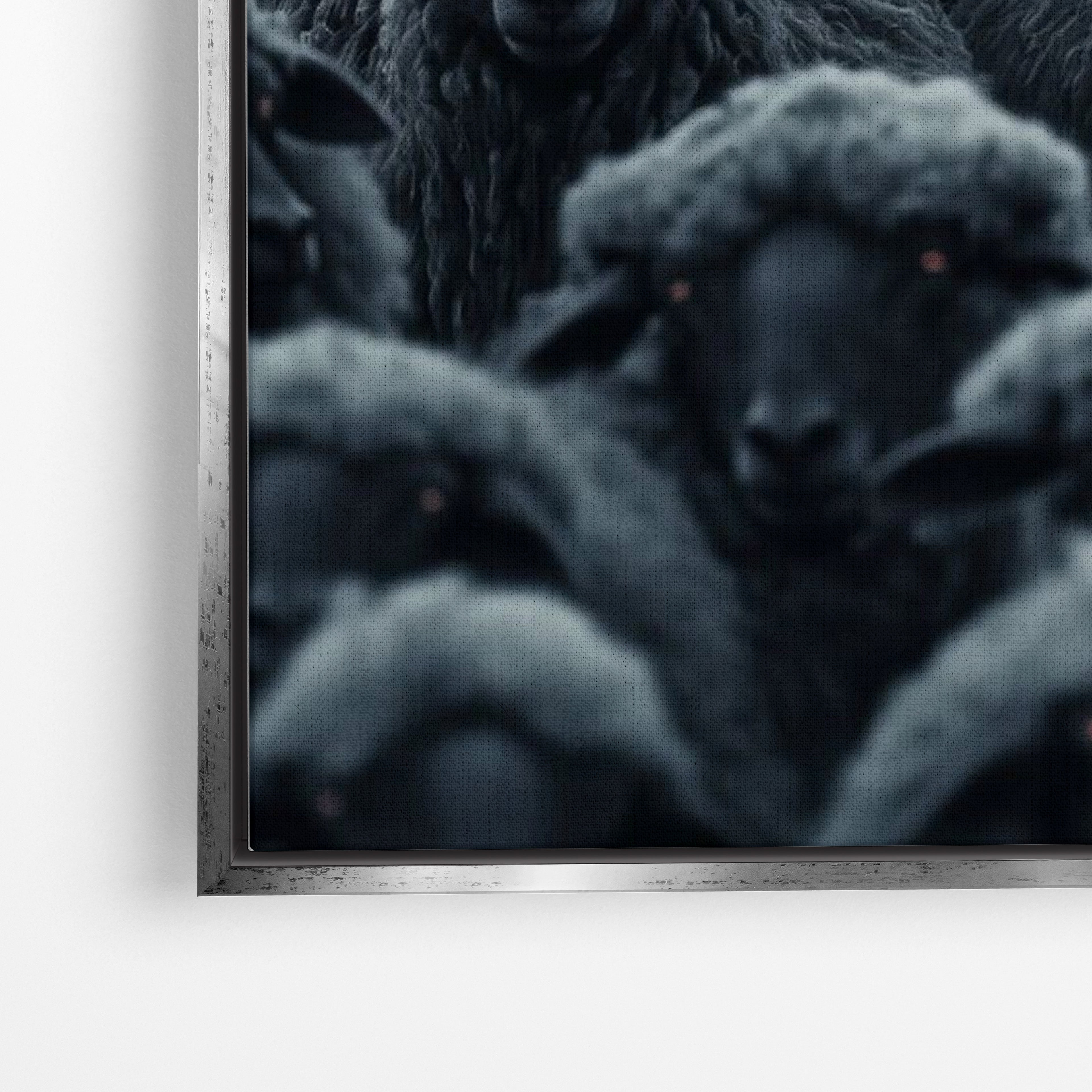 Close-up λεπτομέρεια καμβά Wolf Among Sheep με ασημί κορνίζα.