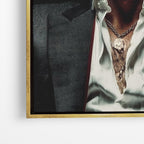 Close-up λεπτομέρεια καμβά The Boss - Tony Montana με χρυσή κορνίζα.
