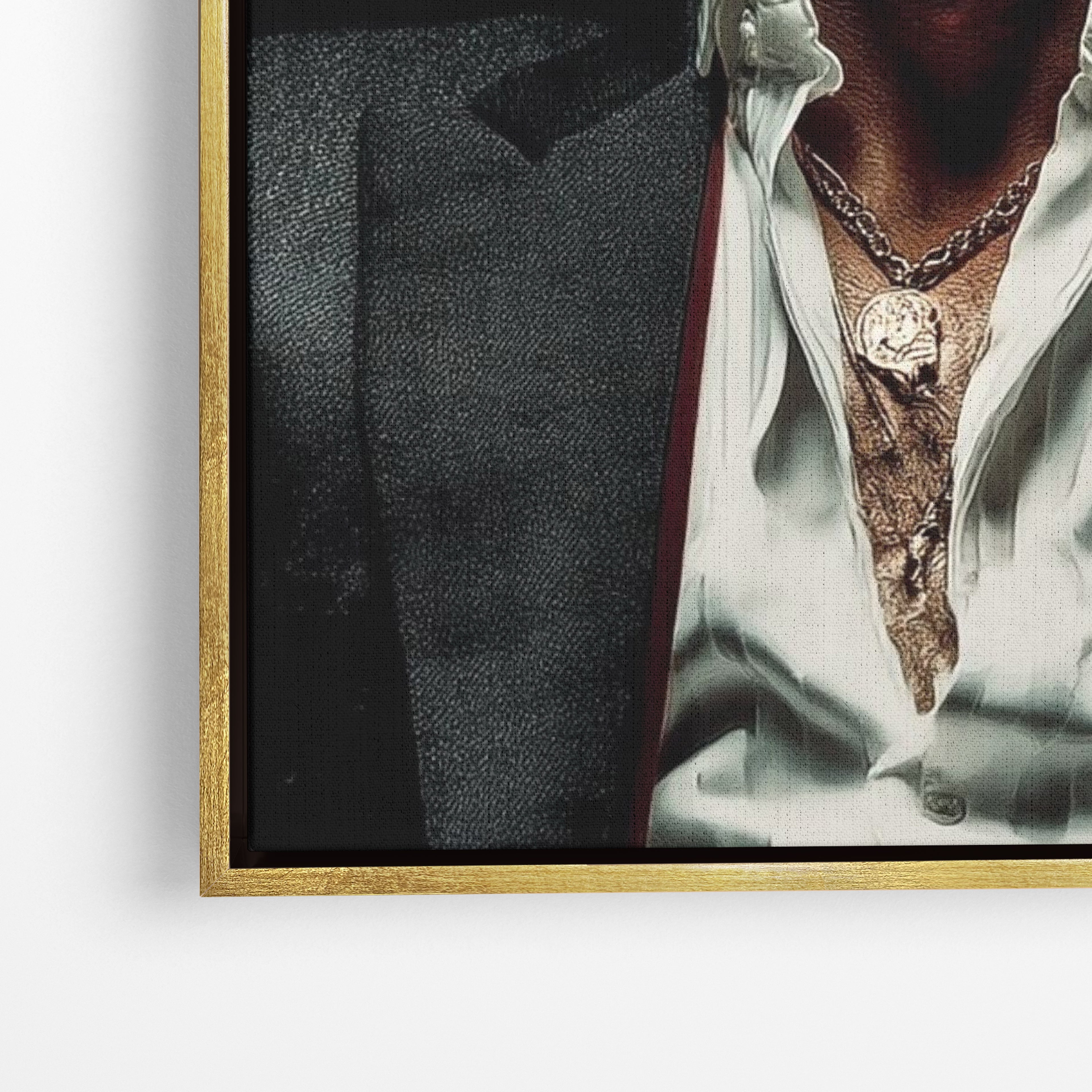 Close-up λεπτομέρεια καμβά The Boss - Tony Montana με χρυσή κορνίζα.