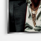 Close-up λεπτομέρεια καμβά The Boss - Tony Montana με ασημί κορνίζα.