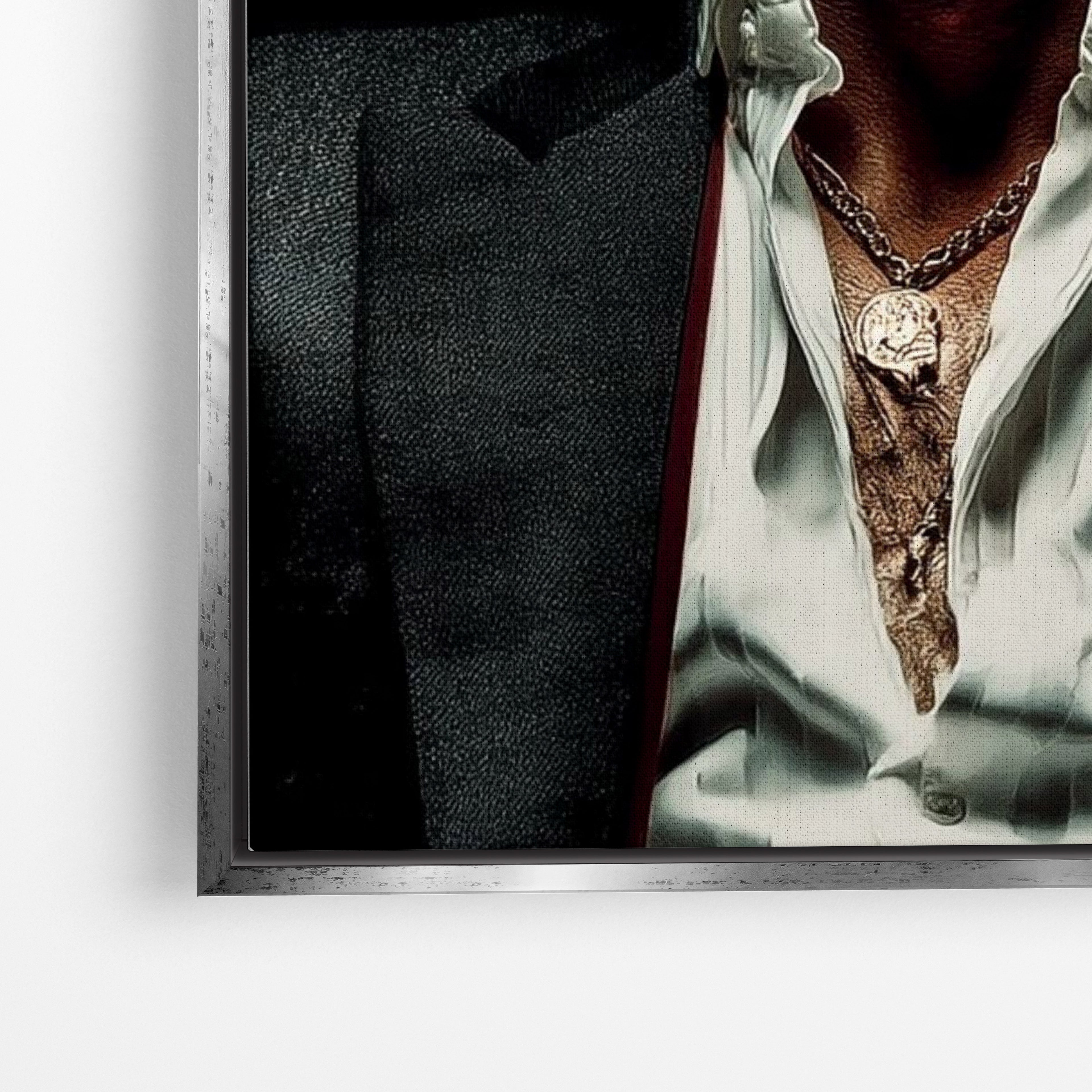Close-up λεπτομέρεια καμβά The Boss - Tony Montana με ασημί κορνίζα.