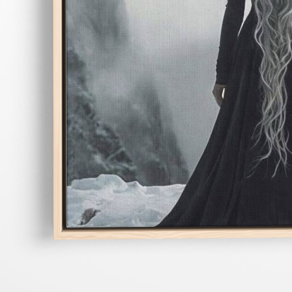 Close-up λεπτομέρεια καμβά Mother of Dragons με ξύλινη κορνίζα.