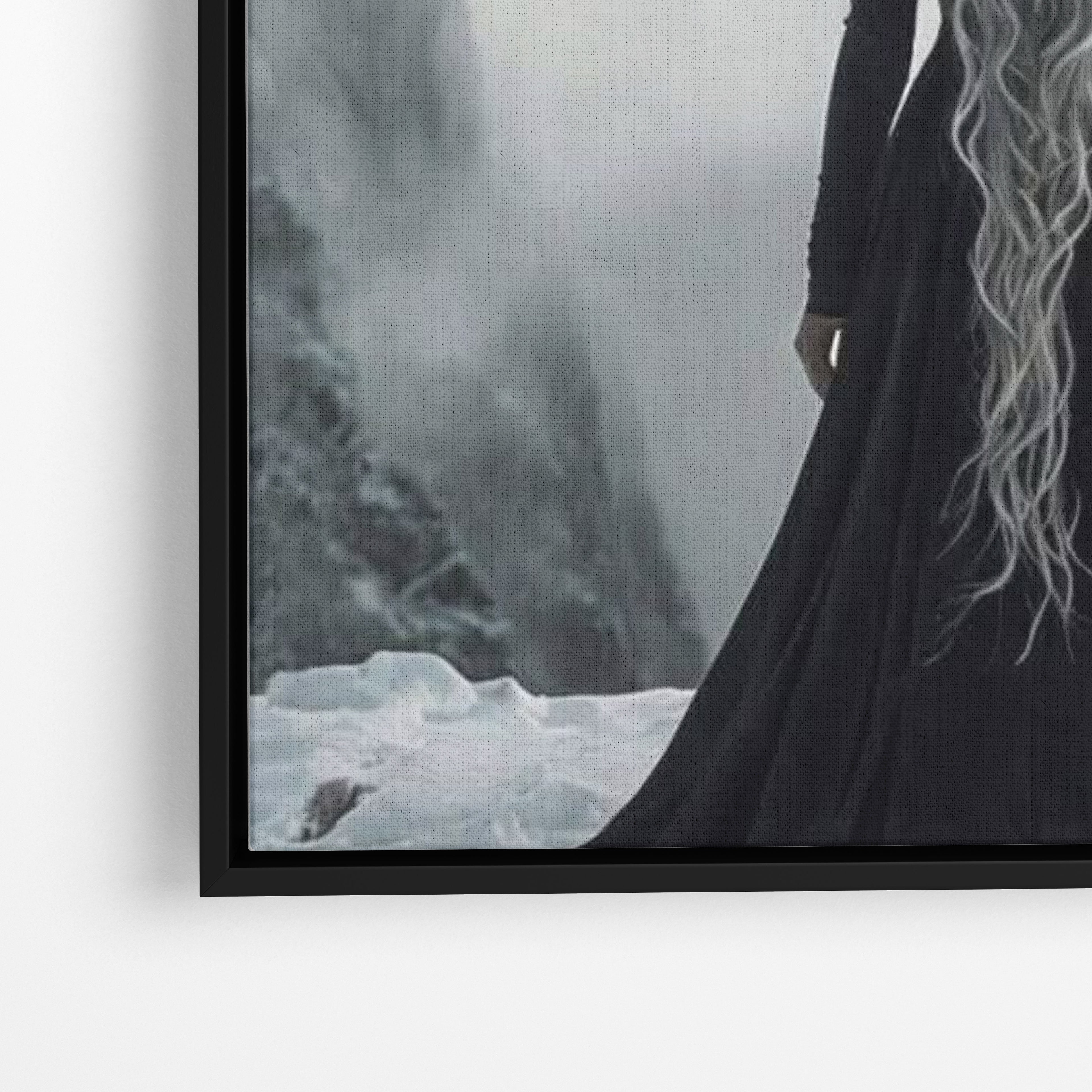 Close-up λεπτομέρεια καμβά Mother of Dragons με μαύρη κορνίζα.