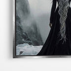 Close-up λεπτομέρεια καμβά Mother of Dragons με ασημί κορνίζα.