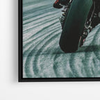 Close-up λεπτομέρεια καμβά MotoGP Power με μαύρη κορνίζα.