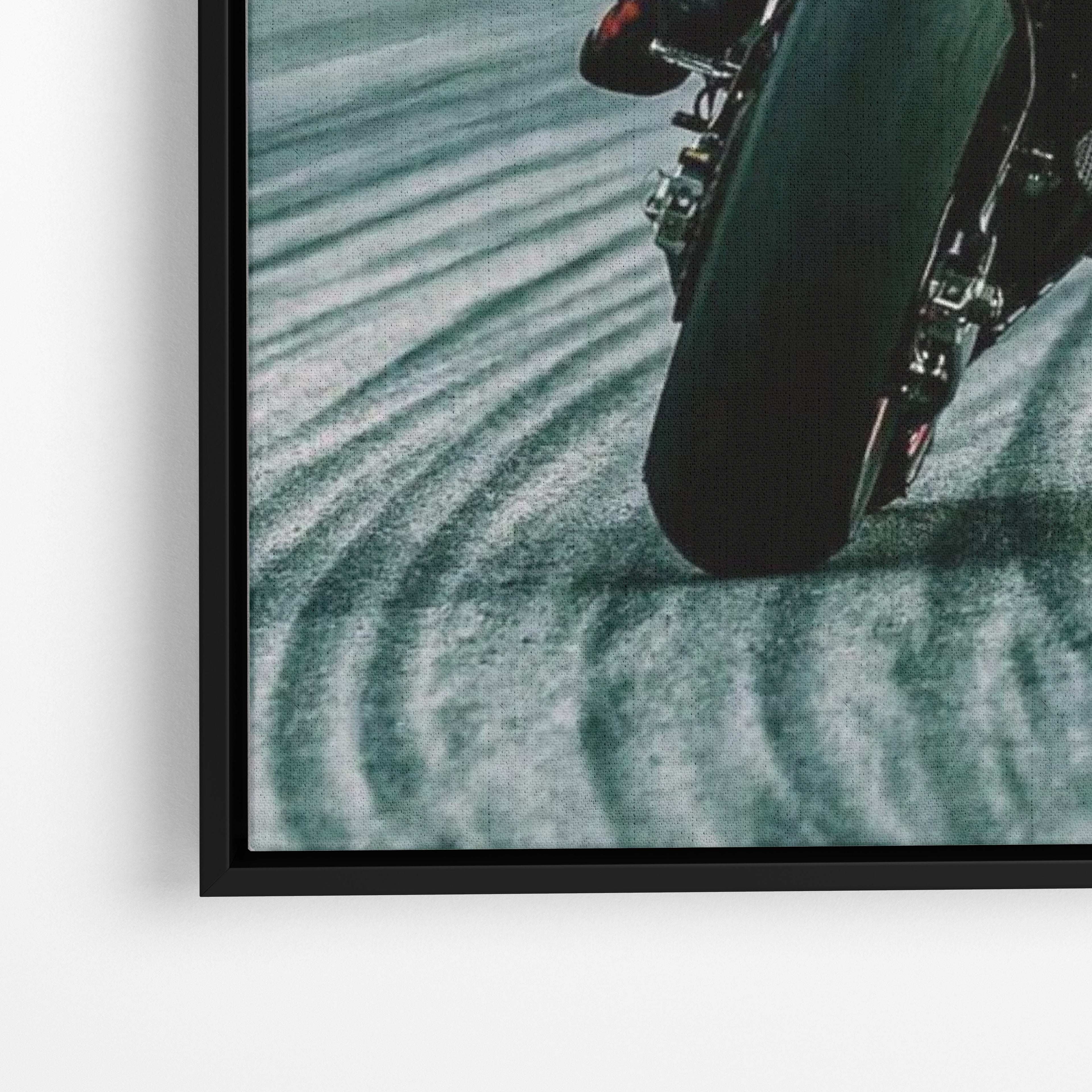 Close-up λεπτομέρεια καμβά MotoGP Power με μαύρη κορνίζα.
