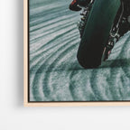 Close-up λεπτομέρεια καμβά MotoGP Power με ξύλινη κορνίζα.