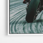 Close-up λεπτομέρεια καμβά MotoGP Power με λευκή κορνίζα.