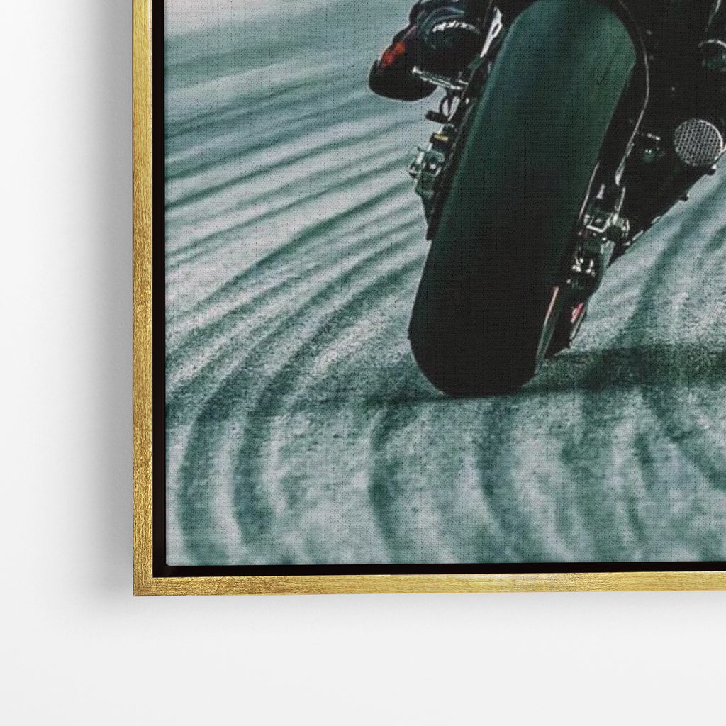 Close-up λεπτομέρεια καμβά MotoGP Power με χρυσή κορνίζα.