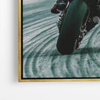 Close-up λεπτομέρεια καμβά MotoGP Power με χρυσή κορνίζα.