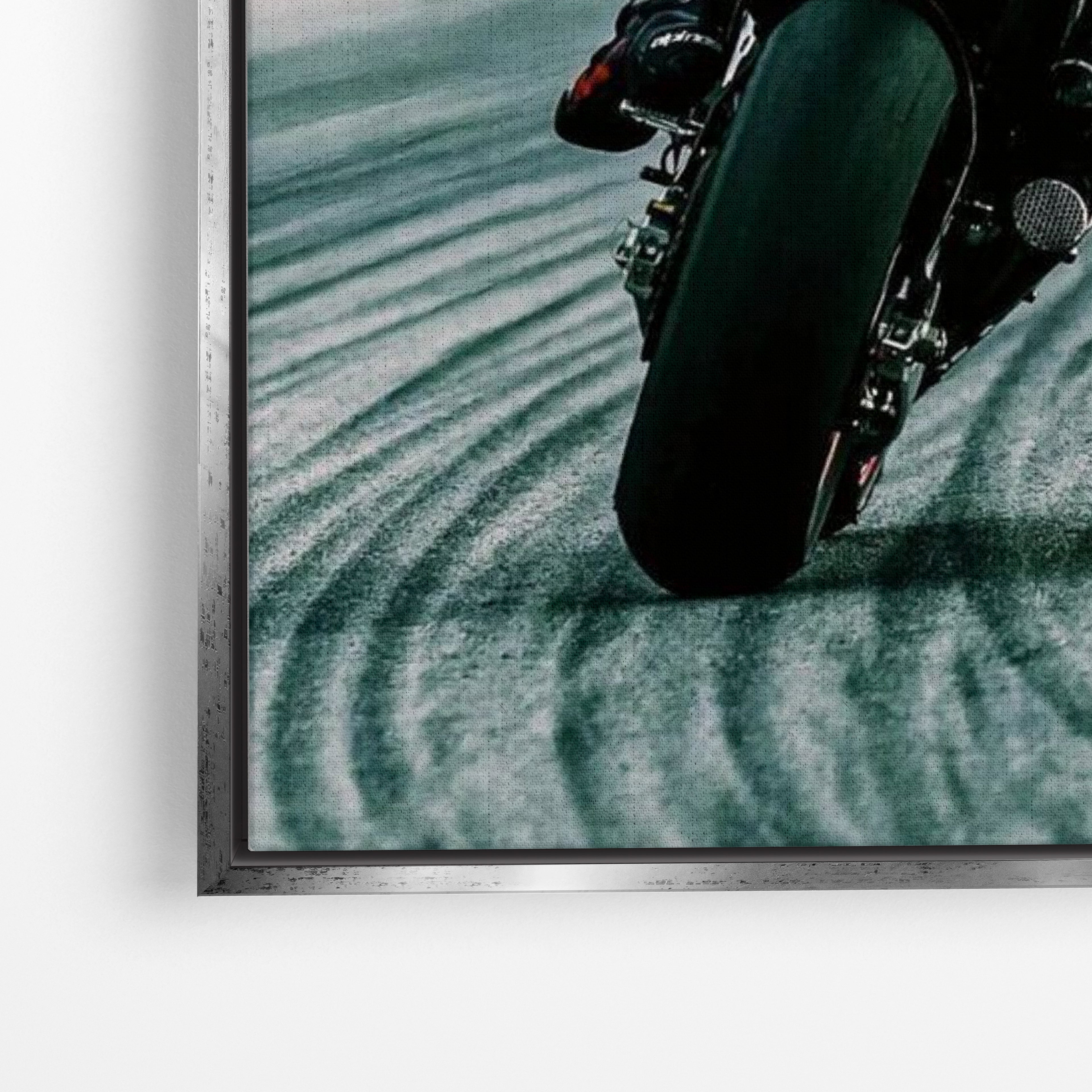 Close-up λεπτομέρεια καμβά MotoGP Power με ασημί κορνίζα.
