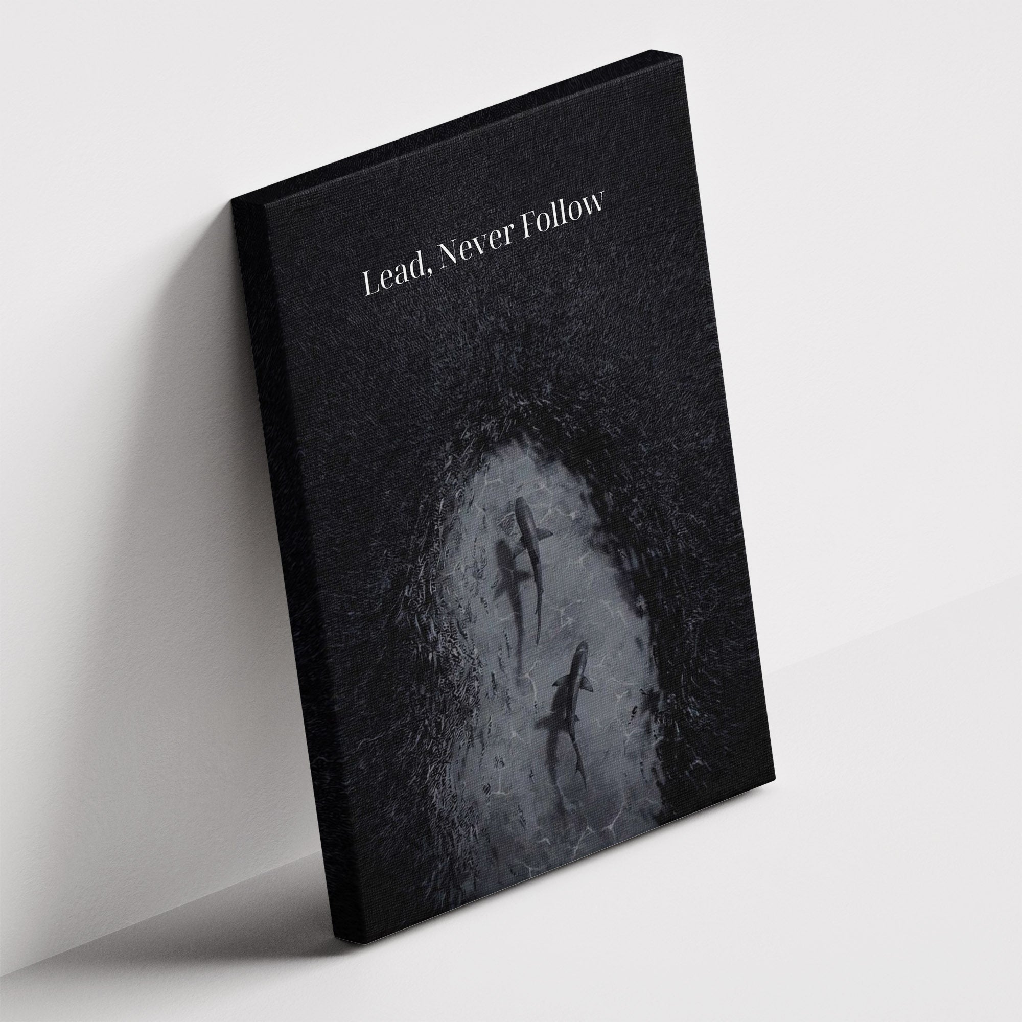 Καμβάς Lead, Never Follow σε δεύτερη γωνία λήψης, χωρίς κορνίζα.
