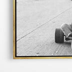 Close-up λεπτομέρεια καμβά Rebel Kid – Attitude Canvas με χρυσή κορνίζα.