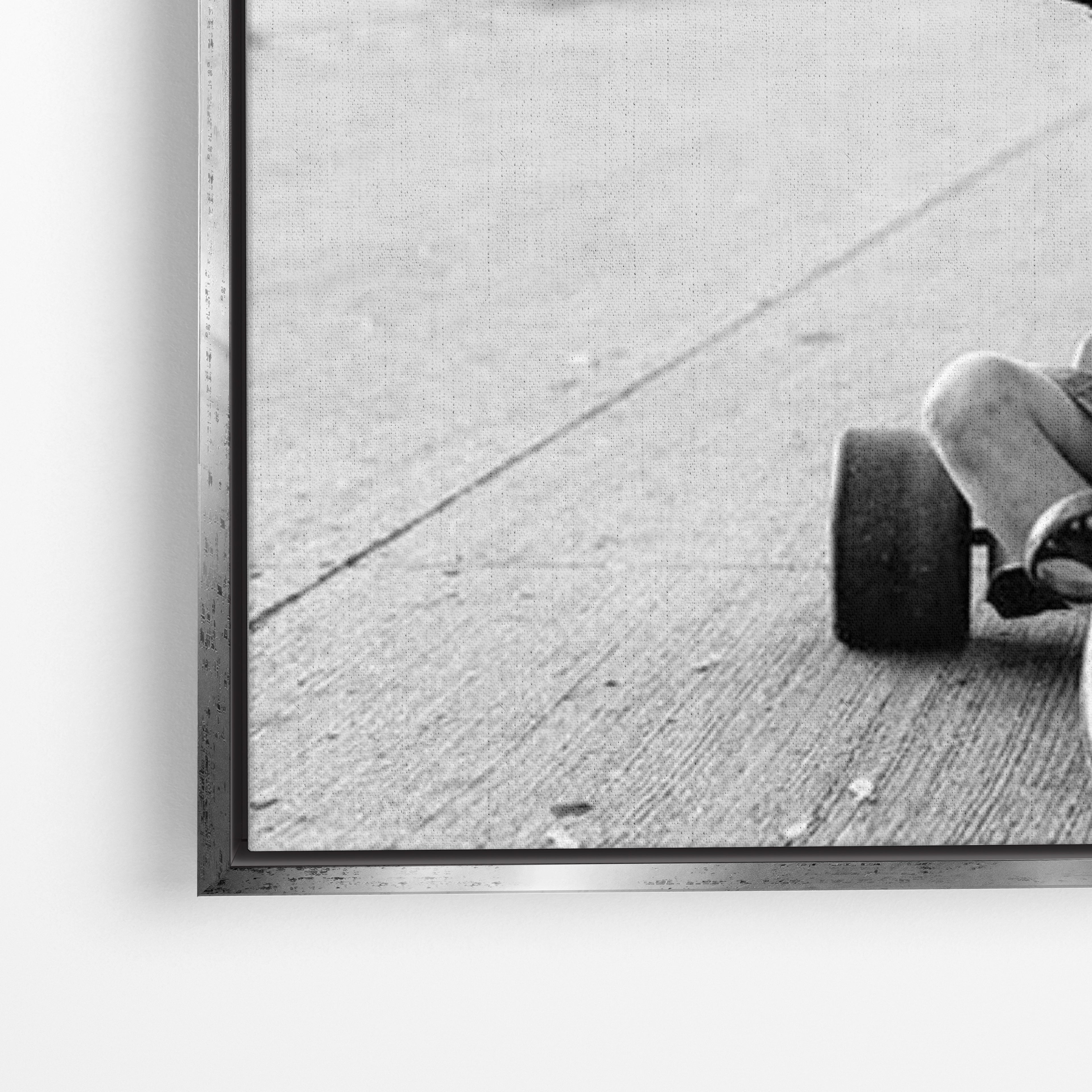 Close-up λεπτομέρεια καμβά Rebel Kid – Attitude Canvas με ασημί κορνίζα.