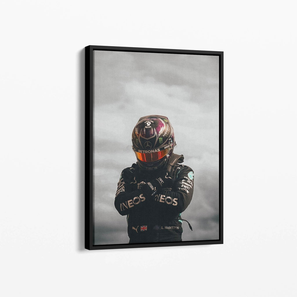Καμβάς Lewis Hamilton – Racing Legend με μαύρη κορνίζα, πλάγια γωνία ανάρτησης.