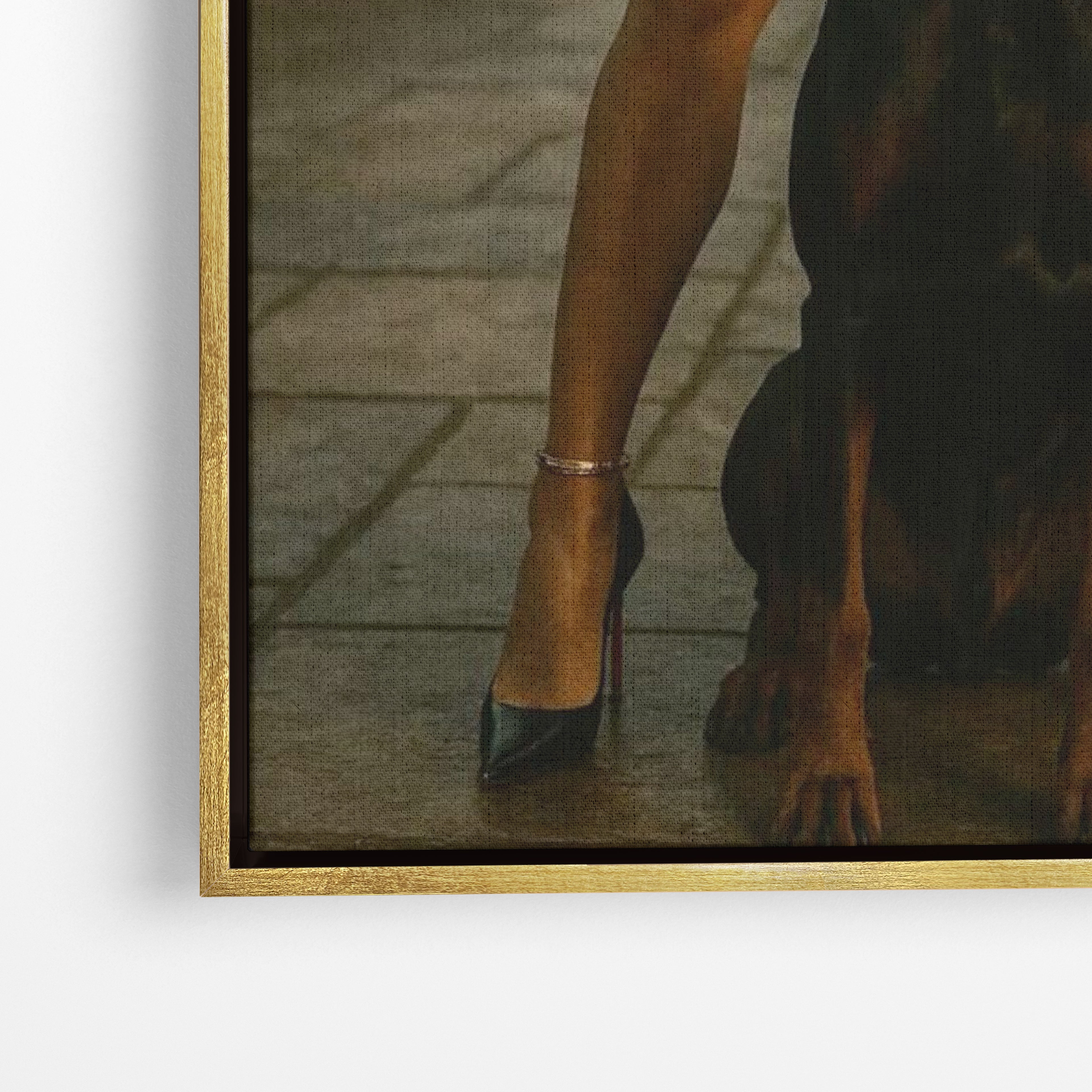 Close-up λεπτομέρεια καμβά Doberman Power με χρυσή κορνίζα.