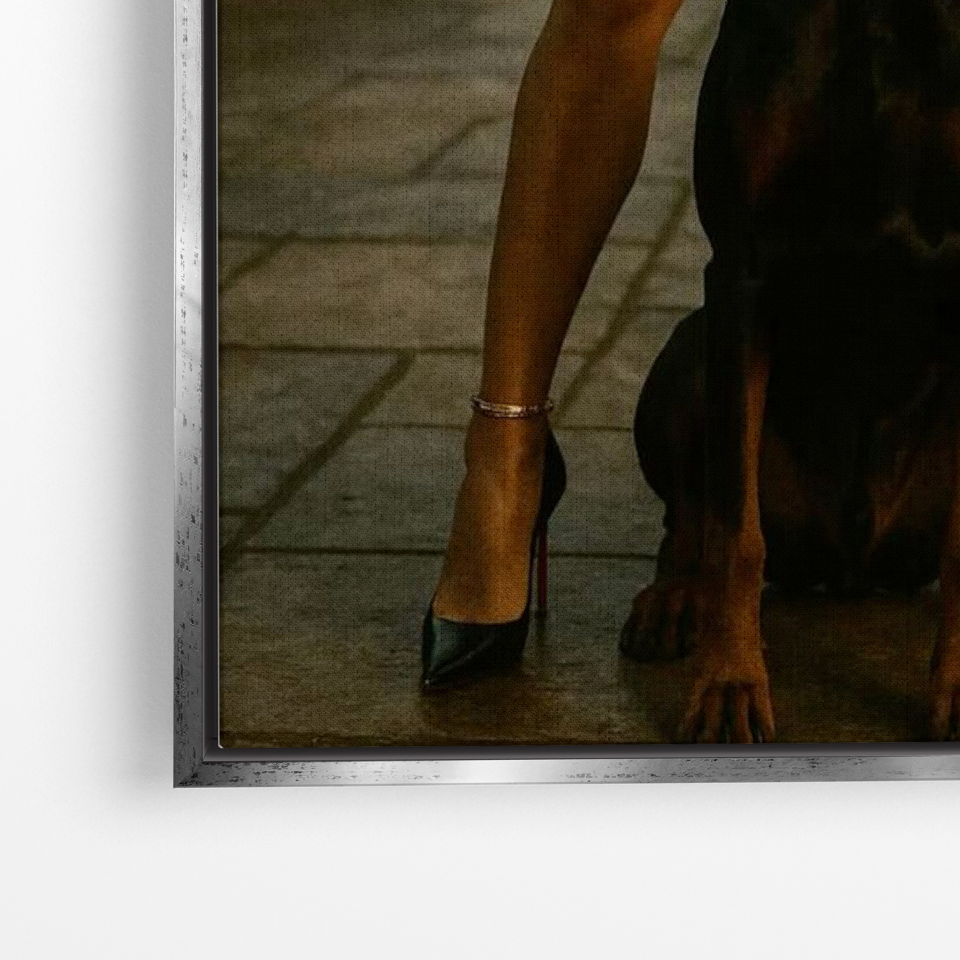 Close-up λεπτομέρεια καμβά Doberman Power με ασημί κορνίζα.