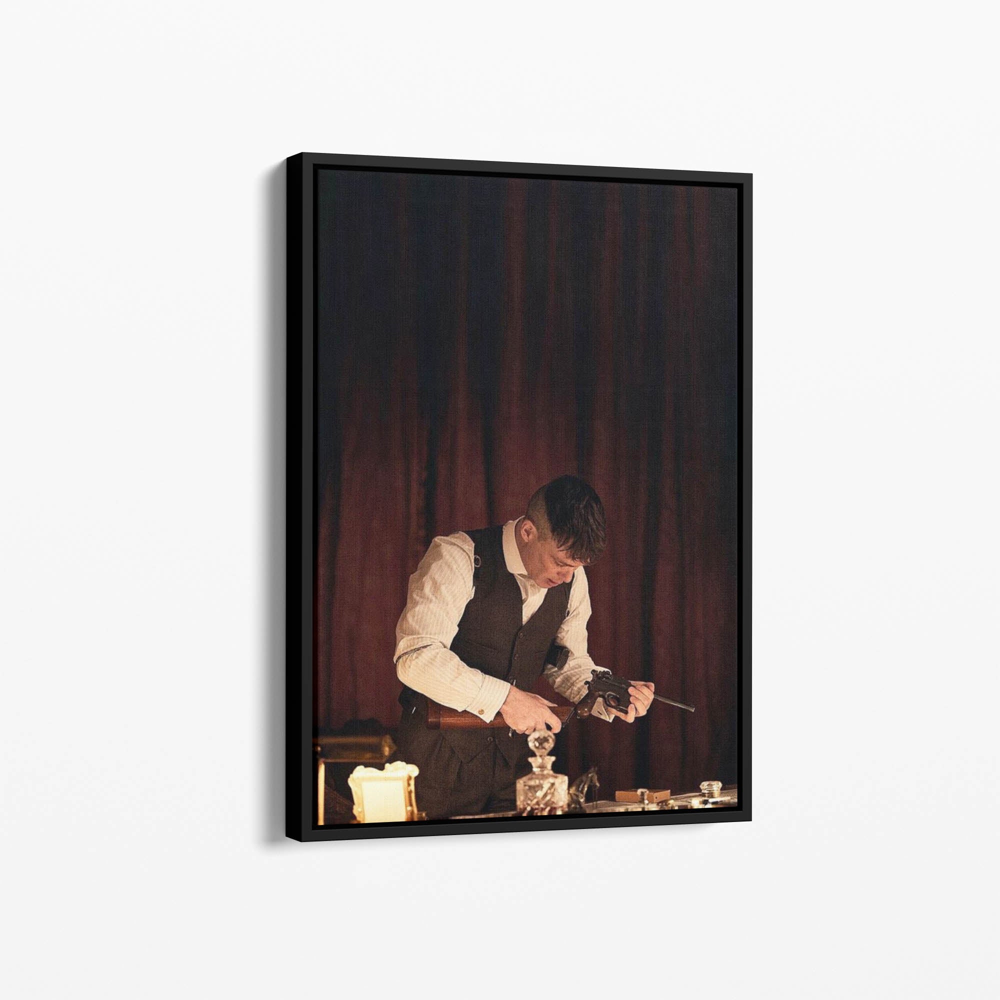 Καμβάς Thomas Shelby με μαύρη κορνίζα, πλάγια γωνία ανάρτησης.