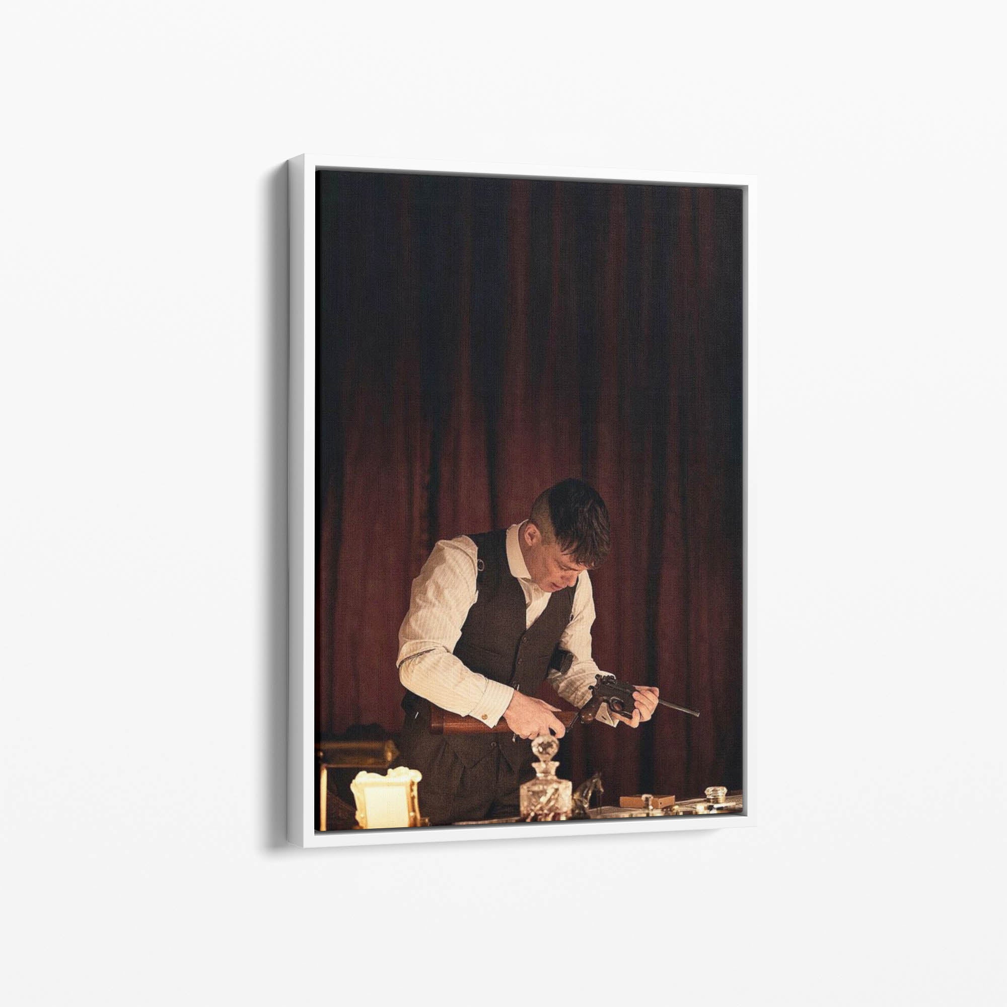 Καμβάς Thomas Shelby με λευκή κορνίζα, πλάγια γωνία ανάρτησης.