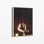 Καμβάς Thomas Shelby με ξύλινη κορνίζα, πλάγια γωνία ανάρτησης.