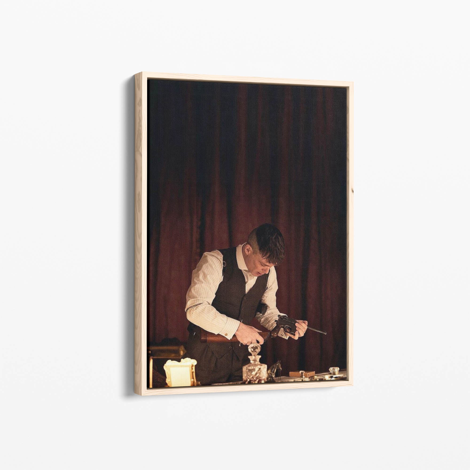 Καμβάς Thomas Shelby με ξύλινη κορνίζα, πλάγια γωνία ανάρτησης.